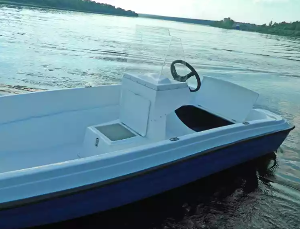 Стеклопластиковая лодка Пингвин с консолью (тримаран) в Владимире