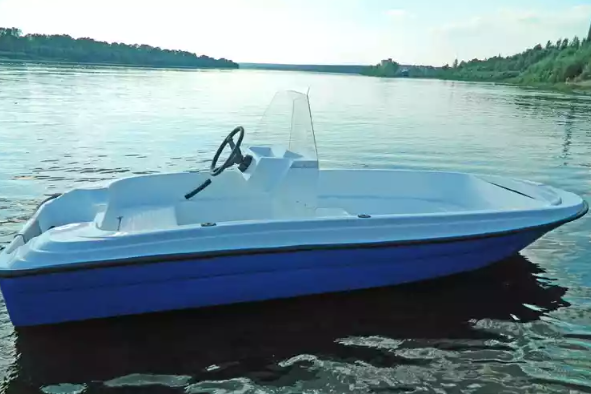Стеклопластиковая лодка Пингвин с консолью (тримаран) в Владимире